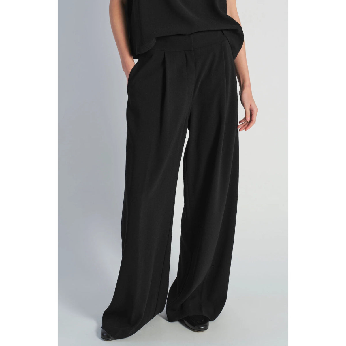 Neve Crepe Pant in Black