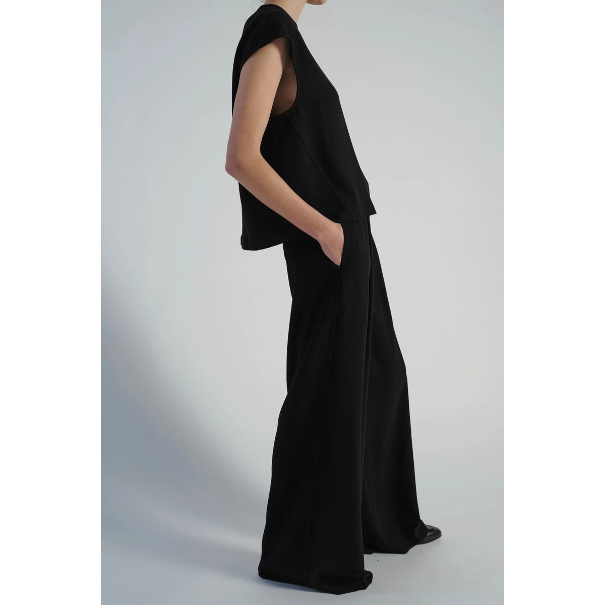Neve Crepe Pant in Black