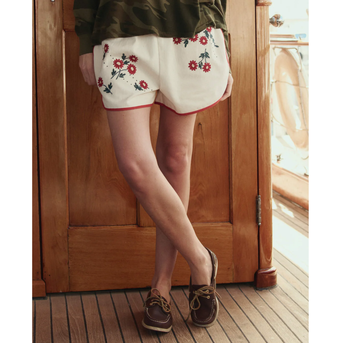 The Dolphin Short - Natural With Field Floral