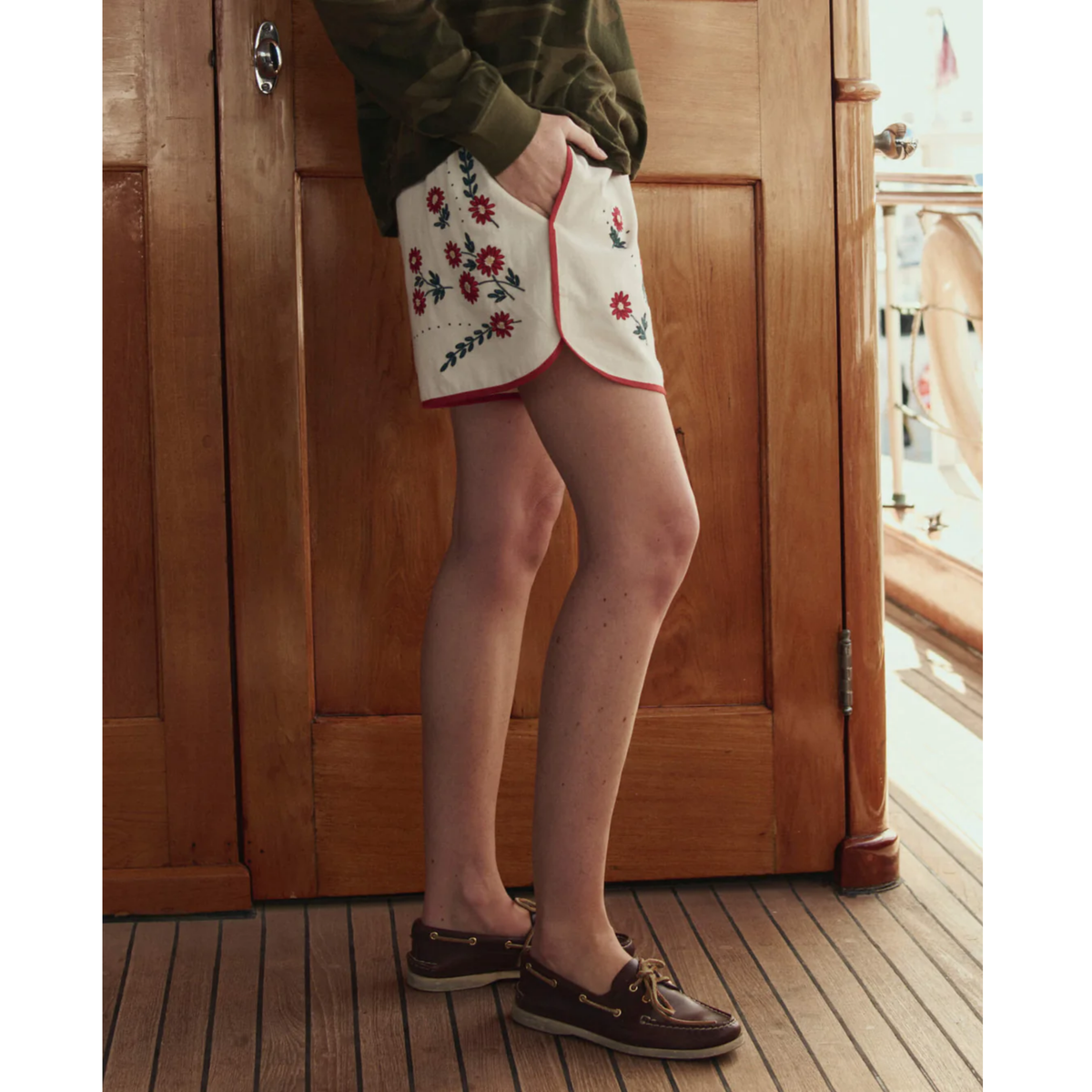 The Dolphin Short - Natural With Field Floral