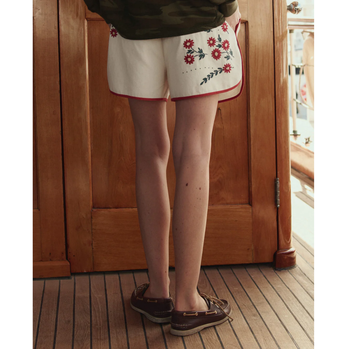 The Dolphin Short - Natural With Field Floral