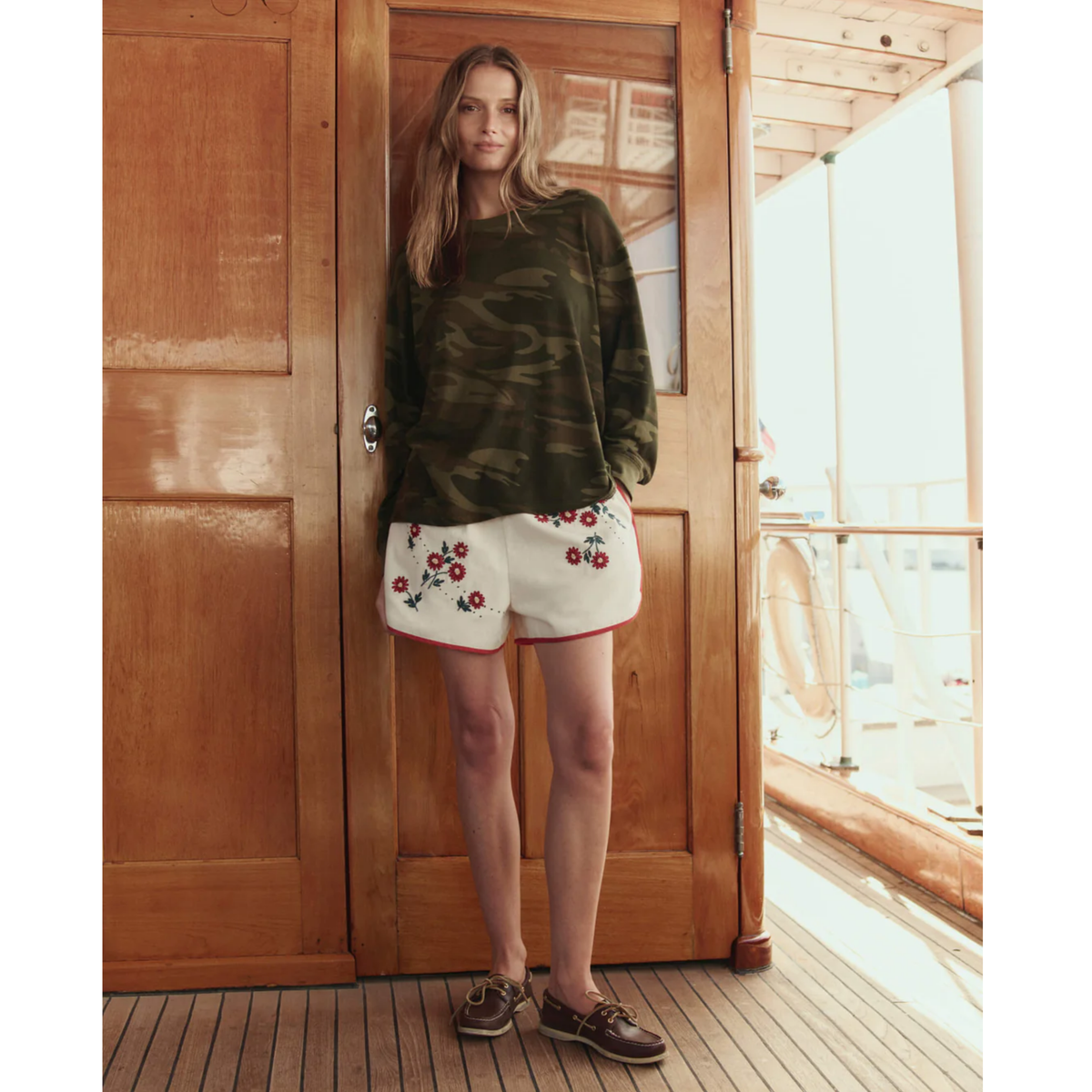 The Dolphin Short - Natural With Field Floral
